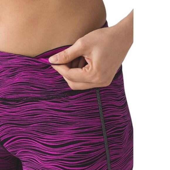 LULULEMON On Track Crop Life Lines Polar Pink & Black Reflective 21” Size 4 NWOT - Picture 7 of 10